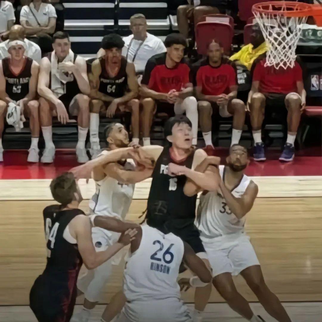 开云官网-首次中国“德比”！暴力隔扣！杨瀚森连续2场上双！