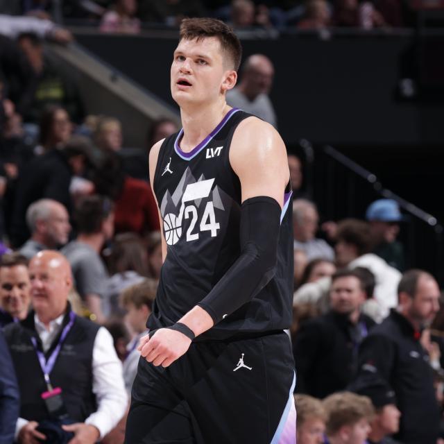 云开体育-摆烂新高度！最铁之人稳坐首发 吃饼中锋狂扔三分