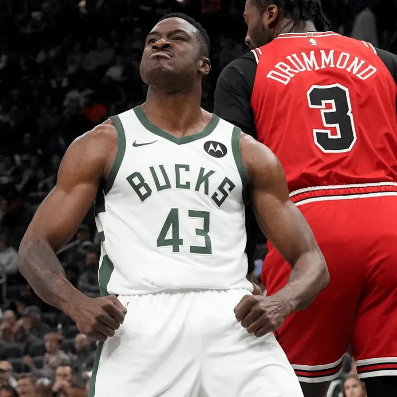 kaiyun中国官网-回归雄鹿！美媒晒萨纳西斯比赛庆祝照，并配文：他回来了