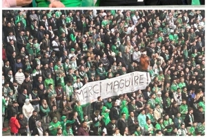 开云网页-感谢马奎尔！圣埃蒂安球迷拉横幅嘲讽死敌里昂