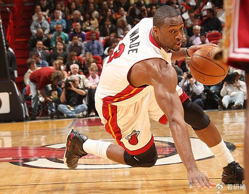 NBA史上最疯狂的赛季！艾弗森3阵，邓肯2阵，1阵堪称无敌|科比·布莱恩特|蒂姆·邓肯|姚明|史蒂夫·纳什|卡梅隆·安东尼_新浪体育_新浪新闻