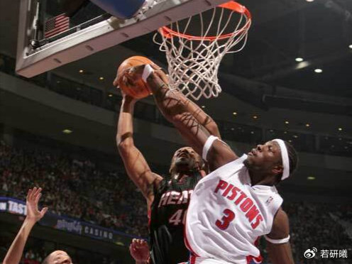 NBA史上最疯狂的赛季！艾弗森3阵，邓肯2阵，1阵堪称无敌|科比·布莱恩特|蒂姆·邓肯|姚明|史蒂夫·纳什|卡梅隆·安东尼_新浪体育_新浪新闻