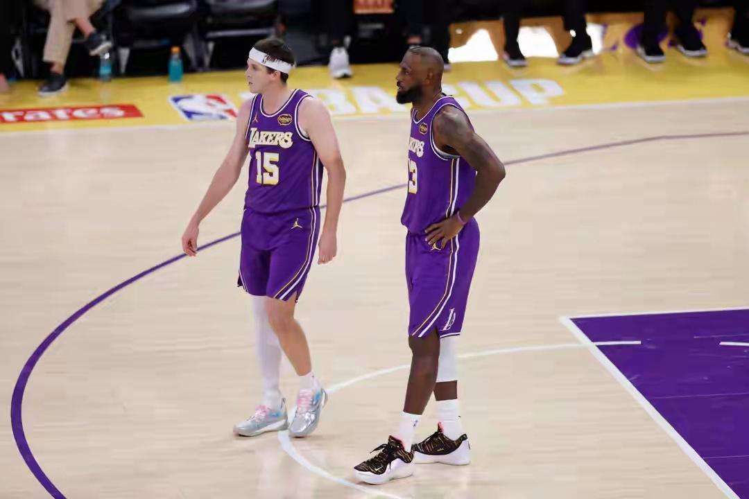 开云官网-里夫斯35分2助 NBA湖人119-115逆转76人 恩比德35分7板7助