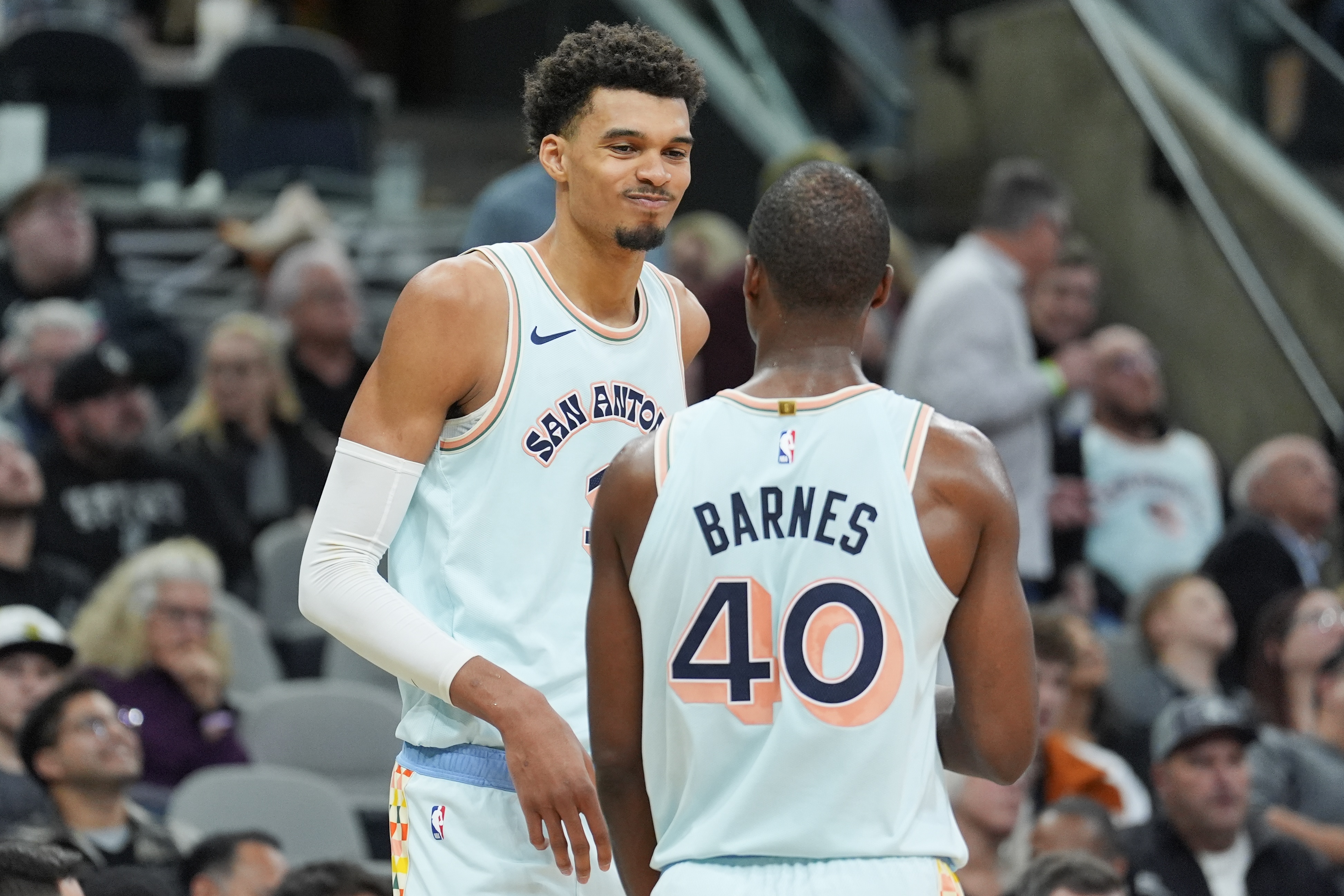 云体育入口-文班亚马：哈里森·巴恩斯非常靠谱 他在场上总是无可挑剔