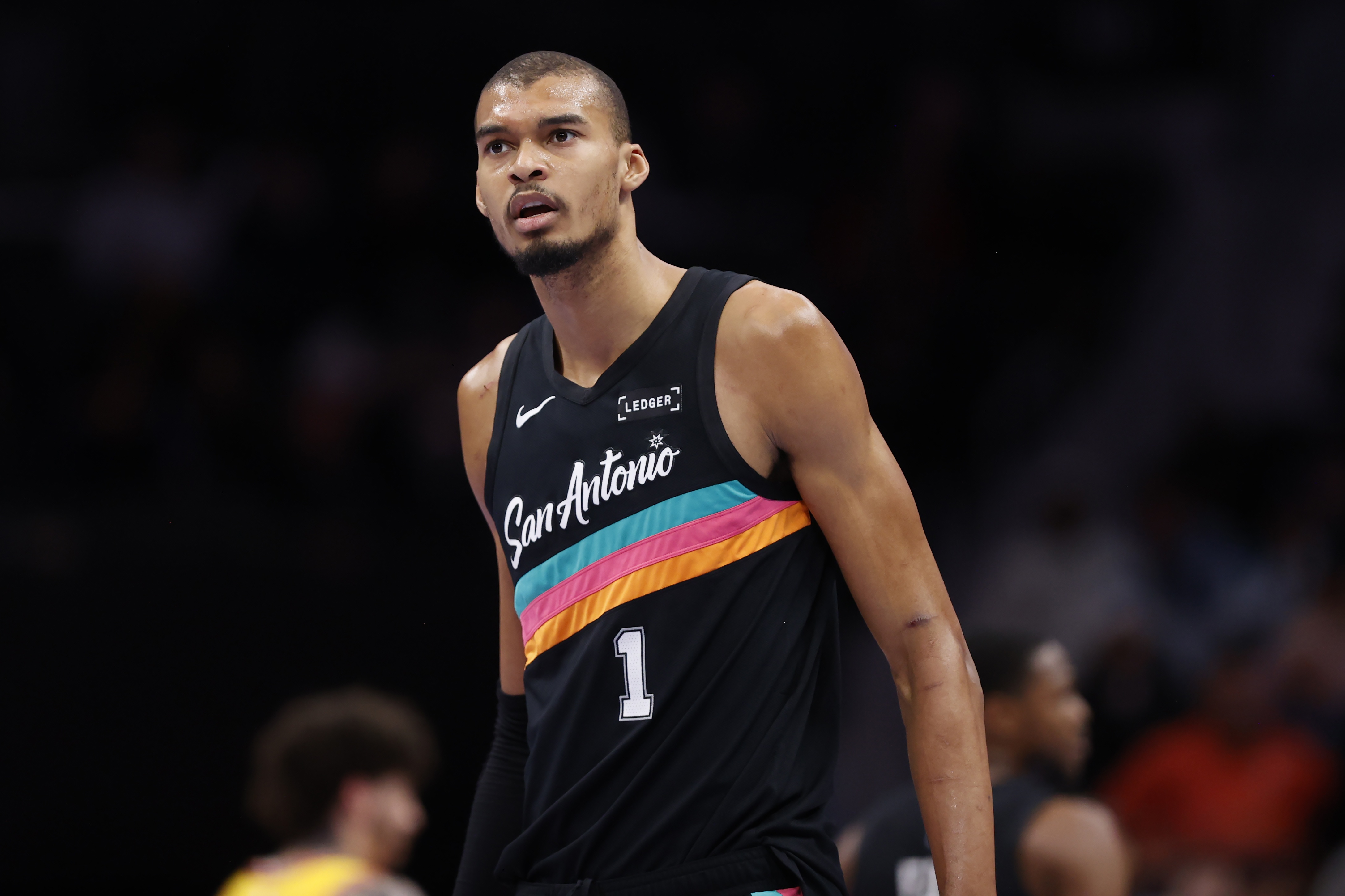 开云官网-文班亚马：克劳福德是我最爱看的球员之一 他是很棒的导师