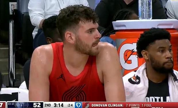 开云-生涯首次被驱逐！杨瀚森队友克林根肘击吃二级恶犯 黯然离场